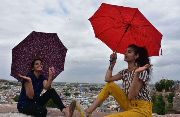 सुहावने मौसम में बारिश का इंतजार, देखें तस्वीरें...