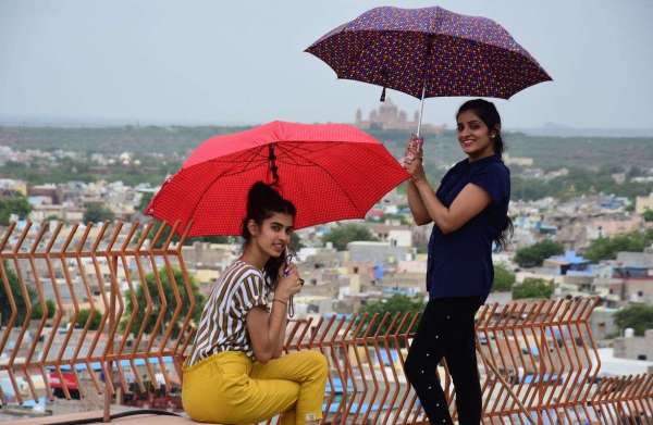 सुहावने मौसम में बारिश का इंतजार, देखें तस्वीरें...