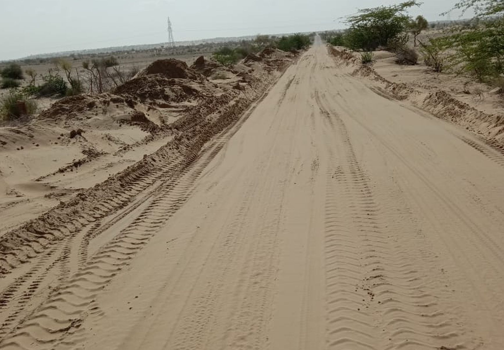 सड़क पर जमा रेत को हटाकर की सफाई, ग्रामीणों ने ली राहत की सांस