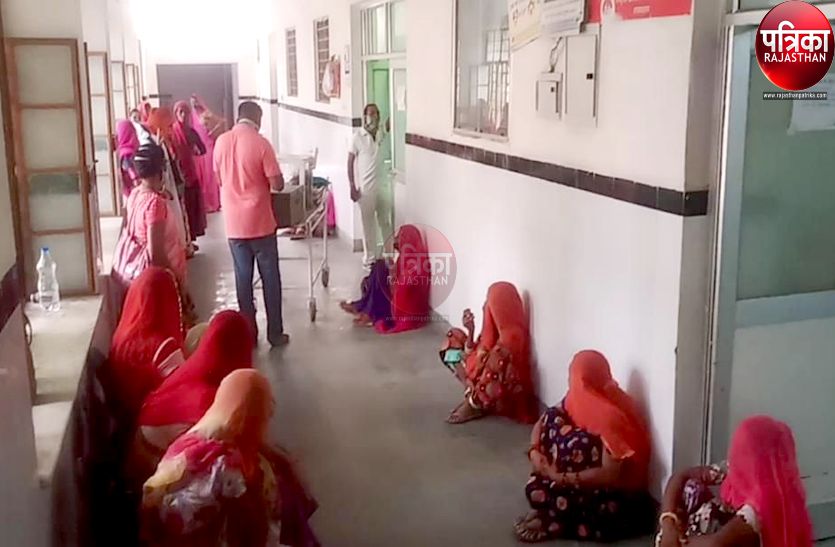 VIDEO : नसबंदी शिविर में देरी से पहुंचा सर्जन दल, भूख-प्यास से महिलाओं का हुआ ये हाल