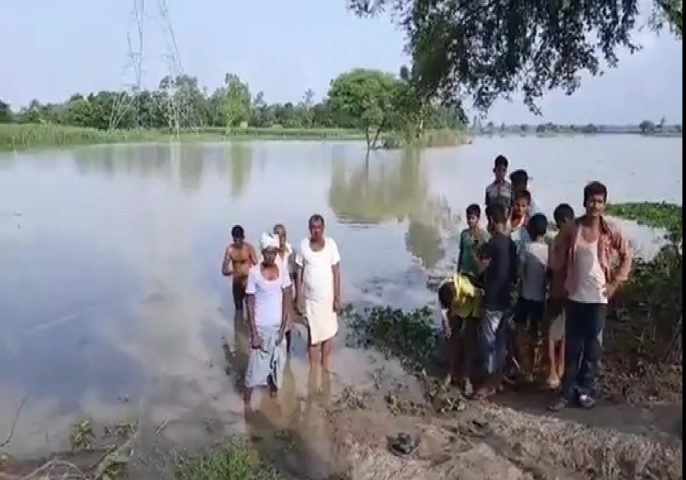सरयू में आई बाढ़ से टूटा कई गांव का संपर्क