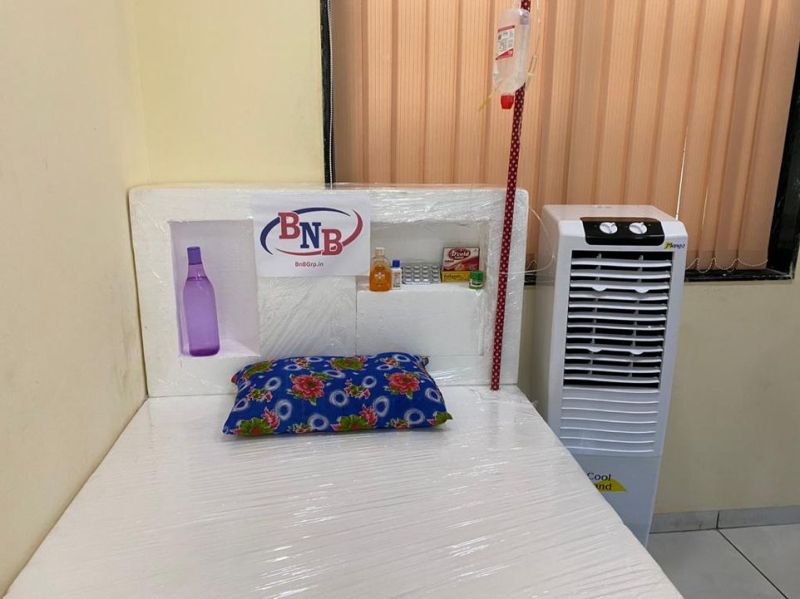 कोरोना मरीजों के लिए बनाया थर्माकोल का बेड