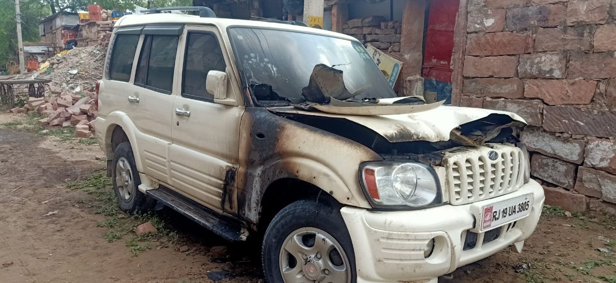 फल का ठेला लगाने के विवाद में पेट्रोल डाल एसयूवी जलाई