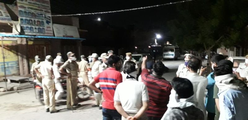 गाली-गलौच से टोकने पर पथराव व लाठियों से हमला