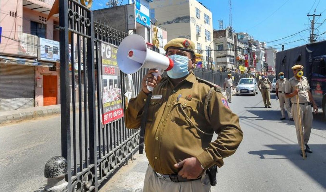 संक्रमण बढ़ा तो गली-गली घूम पुलिस ने की बचाव की अपील