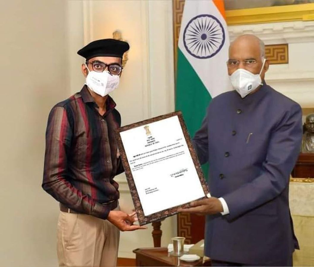 दो सौ रुपए में राष्ट्रपति से सम्मानित होने की फोटो बना वाह-वाह बटोरी