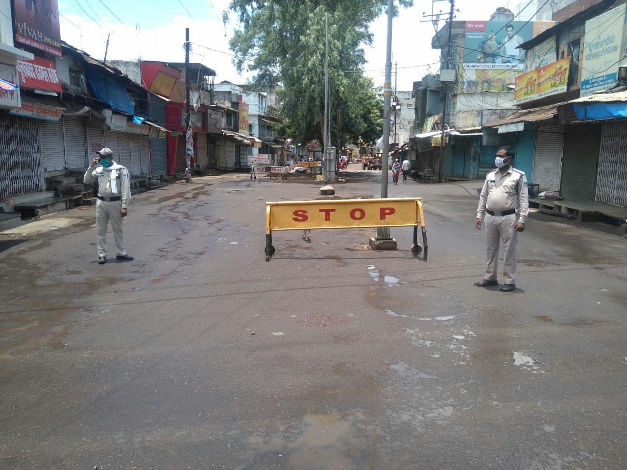  विदिशा। बड़ा बाजार इस तरह दिनभर रहा सुनसान, पुलिस तैनात।