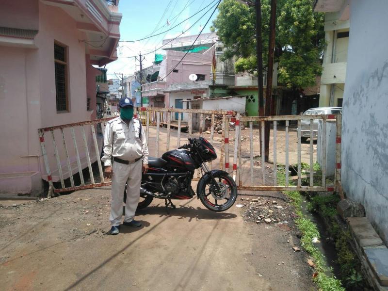 विदिशा। चौपड़ा को कंटेंमेंट जोन घोषित कर इस तरह किया है चारों तरफ से सील।