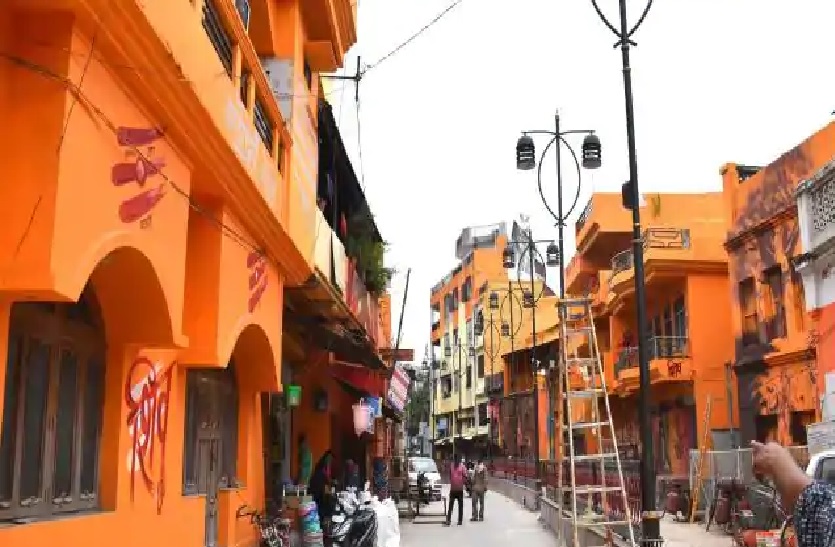 कैबिनेट मंत्री की गली के सभी घरों को रंगवा दिया भगवा रंग, मुकदमा दर्ज