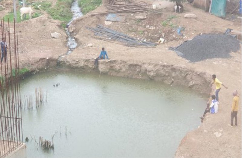 हादसे को निमंत्रण दे रहे पुल के गड्ढे, नहीं सुरक्षा के इंतजाम