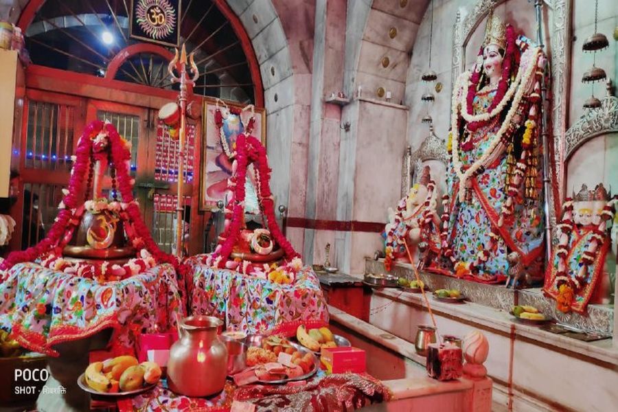 ऋतुपुष्पों से सजे शिवालयों में पहुंचे नाममात्र भक्त, सूखा रहा दूसरा सावन सोमवार