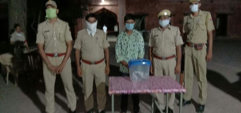 डकैती का वांछित आरोपी देसी कट्टे के साथ गिरफ्तार