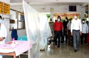 कोरोना महामारी के बीच सरकारी अस्पतालों में गंदगी देखकर भड़के कलेक्टर, लगाई जमकर फटकार