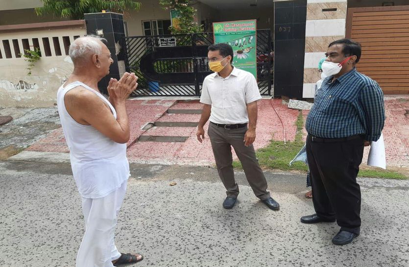 होम क्वॉरंटीन मरीजों के घरों तक पहुंचे जिला कलक्टर