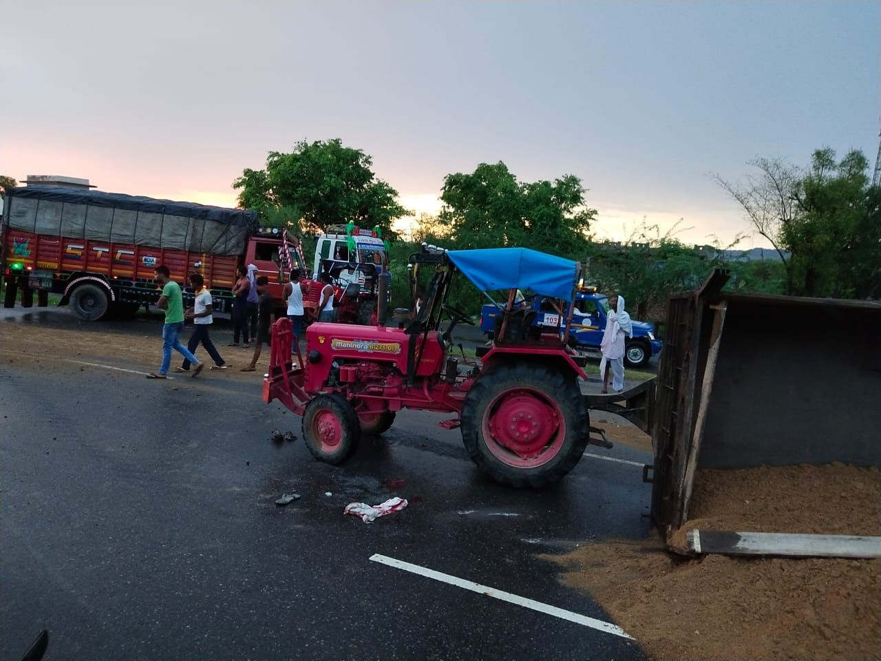 जयपुर-दिल्ली राजमार्ग पर चार वाहनों की भिड़न्त में कैंटर चालक की मौत