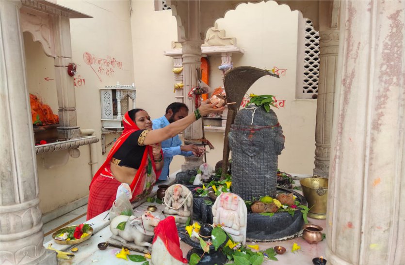 Devotees worshiped at Shivalay on Shravan Monday