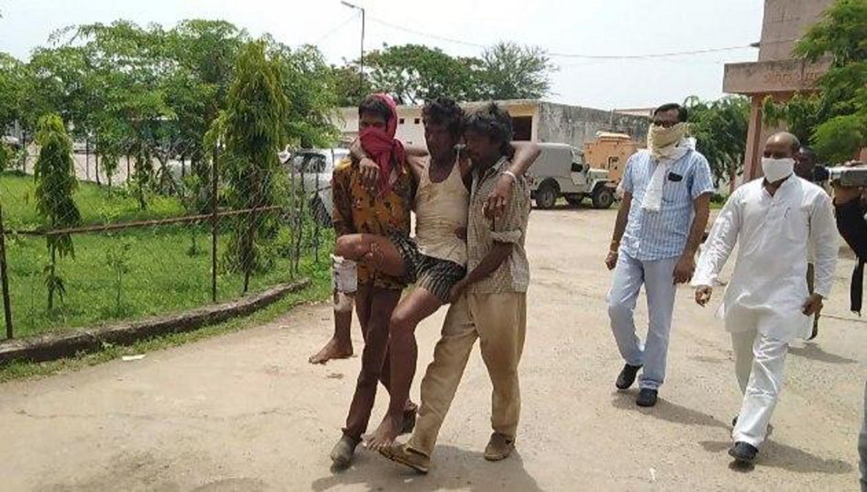 पुलिसकर्मियों ने घर से उठाकर आदिवासी युवक को पीटा, लहूलुहान हालत में होटल पर छोड़ गए