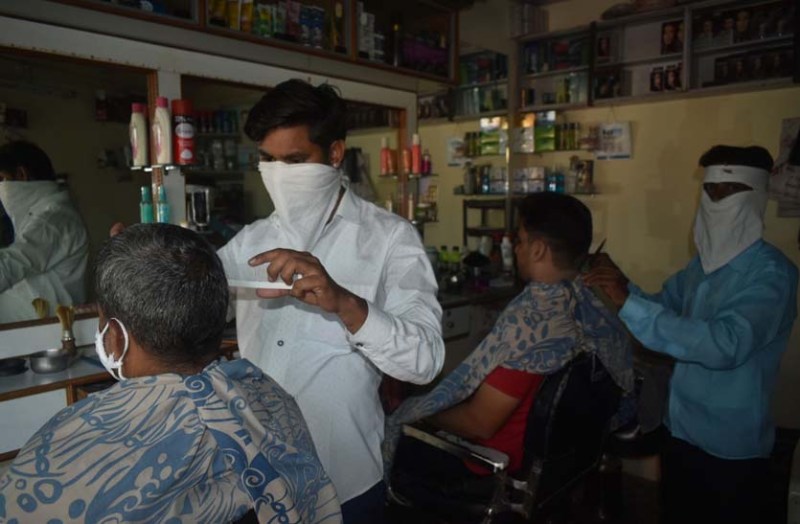 बुजुर्गों में सिर मुंडवाने और बच्चों में जीरो साइज का क्रेज, युवाओं की फौजी स्टाइल