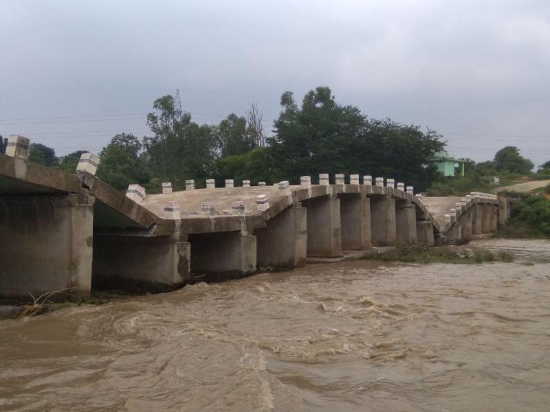 The base of the bridge cut in the sharp edge of the river, slapped int
