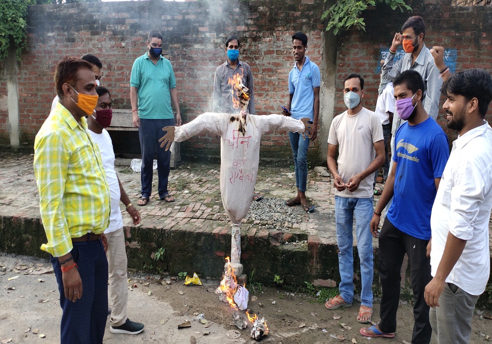 नेपाल पीएम के विरोध में सड़कों पर उतरे अयोध्या के युवा फूंका पीएम का पुतला