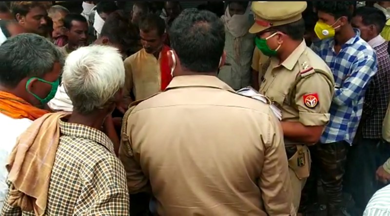 रायबरेली में तांत्रिक ने अपने वशी मंत्र के चलते महिला और उसके बेटे को किया वश में, जनता ने बाबा को किया पुलिस के हवाले