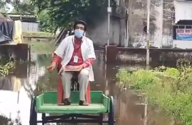 Video: कैसे सुधरेंगे हालात? ठेले पर बैठकर डॉक्टर को जाना पड़ रहा अस्पताल, घुटनों तक भरा पानी