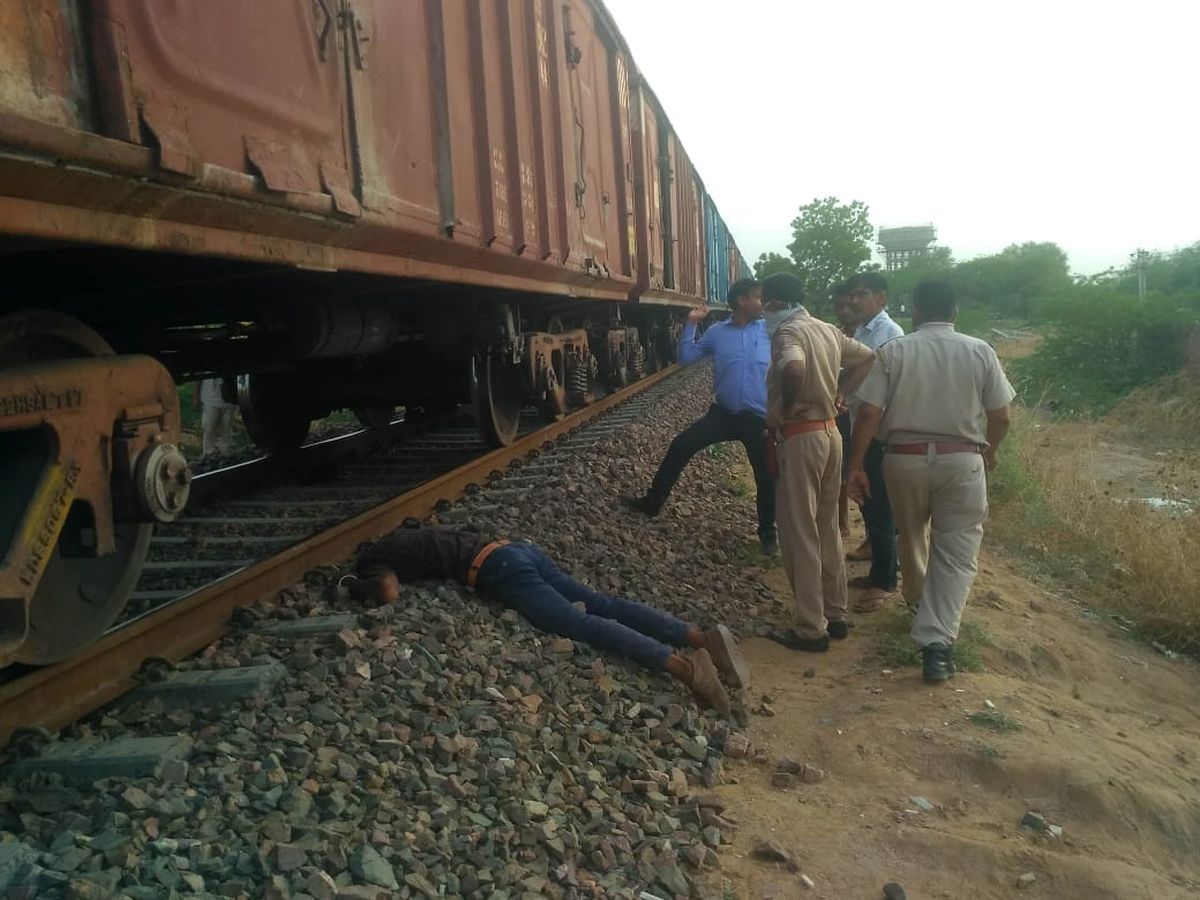 सेना में भर्ती नहीं हो सका तो युवक ने मालगाड़ी से कटकर दी जान