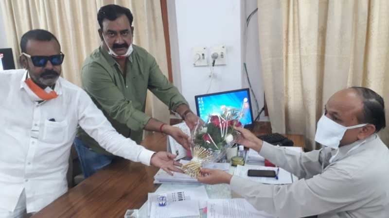 संभागीय आयुक्त से की जनहित के मुद्दों पर चर्चा