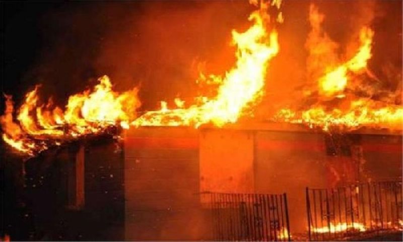 दुकान का ताला तोड़ पेट्रोल डाल लगाई आग, धुएं से घर में महिला बेहोश