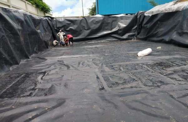 सोमनाथ टूरिस्ट फेसीलिटी सेंटर के समीप वाटर हार्वेस्टिंग प्लांट के आधुनिक पद्धति का टैंक बनाते श्रमिक।