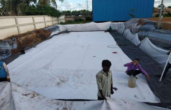 सोमनाथ टूरिस्ट फेसीलिटी सेंटर के समीप वाटर हार्वेस्टिंग प्लांट के आधुनिक पद्धति का टैंक बनाते श्रमिक।