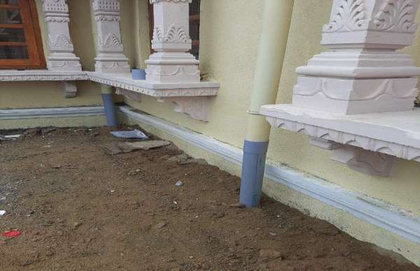 सोमनाथ टूरिस्ट फेसीलिटी सेंटर की छत से प्लांट तक पानी को टैंक में पहुंचाने के लिए लगाए पाइप।