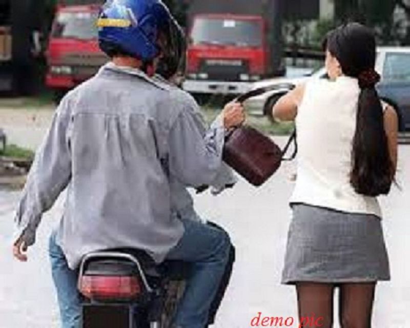 मोटरसाइकिल सवार दो युवकों ने पता पूछने के बहाने महिला के गले से लूटी सोने की कण्ठी