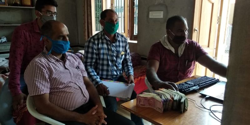 सहायक लेखाधिकारी से 1.79 लाख व घर से 2.15 लाख रुपए जब्त
