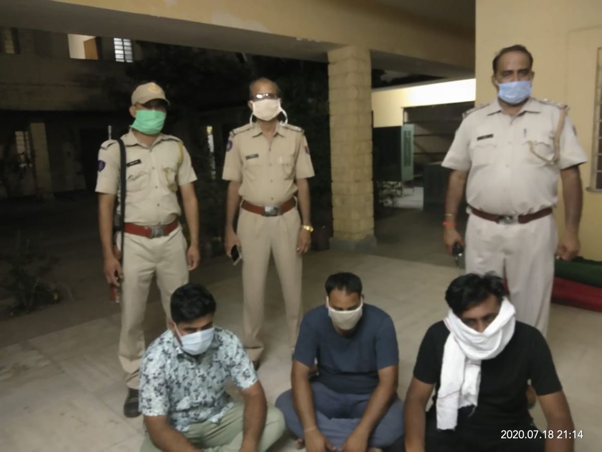 आर-पार देखने वाला कांच बेचने के नाम एेंठे तीस लाख