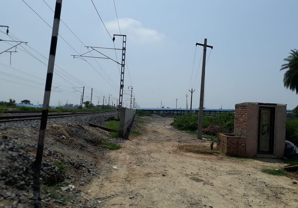 ग्रामीणों ने रेलवे लाइन किनारे विद्युत पोल लगाने का किया विरोध, काम रुकवाकर बताई ये बात