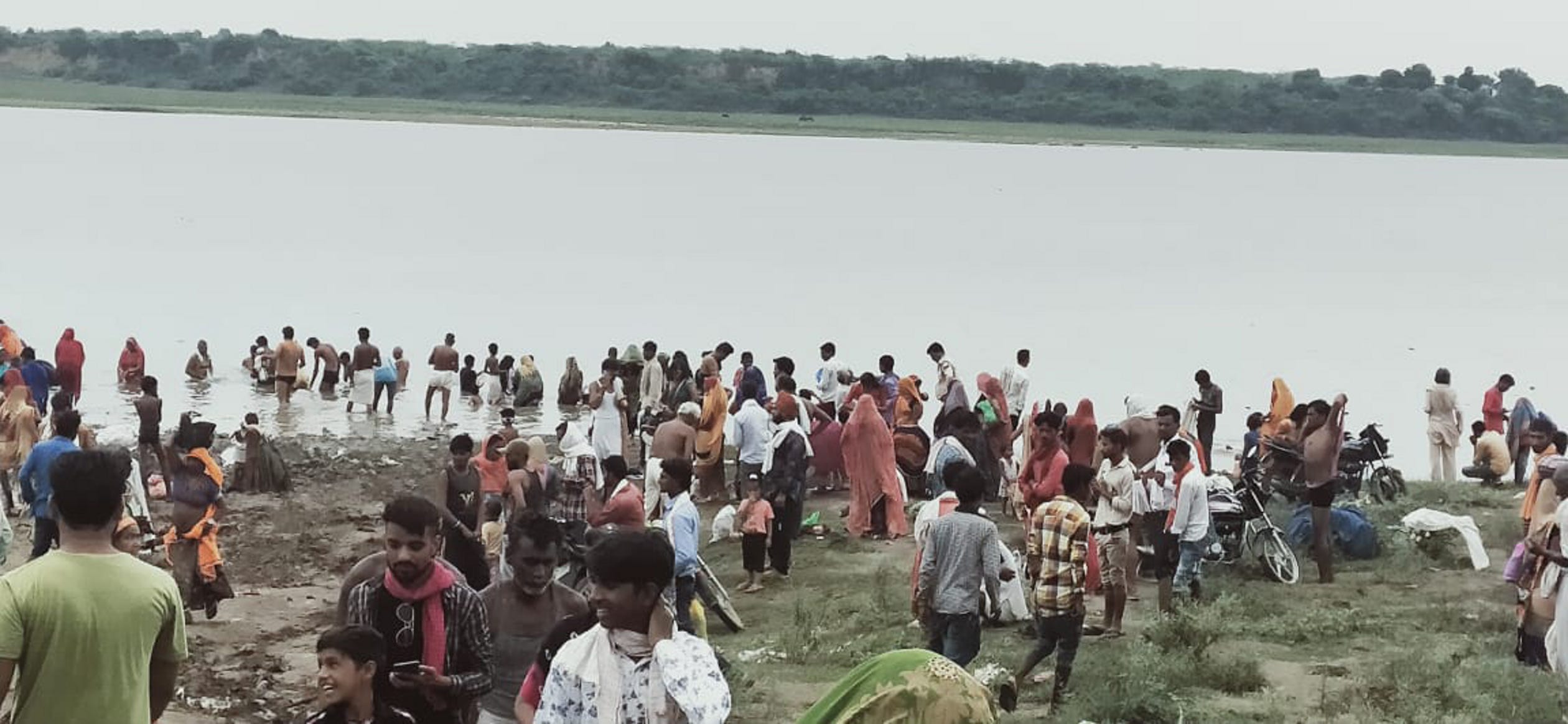 त्रिवेणी संगम में लगाई आस्था की डुबकी