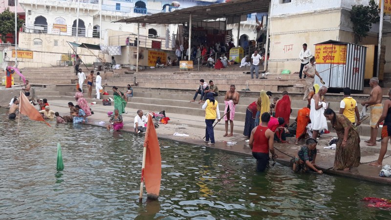 सोमवती अमावस पर श्रद्धालुओं ने लगाई पुष्कर सरोवर में आस्था की डुबकी