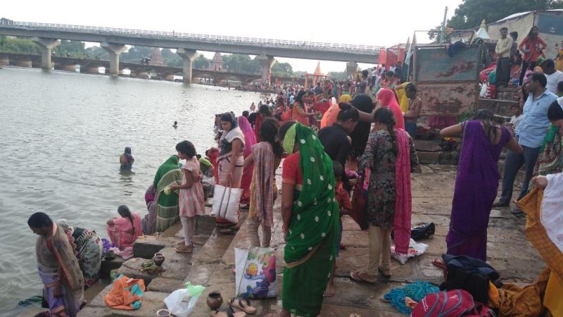 विदिशा। बेतवा नदी पर इस तरह सुबह से नदी में स्नान करने उमड़ी श्रद्धालुओं की भीड़।
