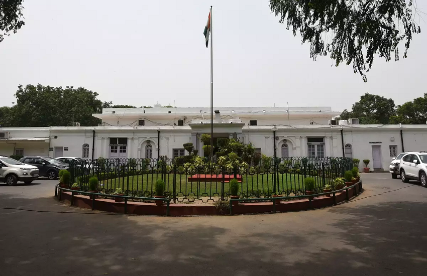 Delhi: Congress Headquarters में Staff Member ने फांसी लगाई, मौके से Suicide Note बरामद
