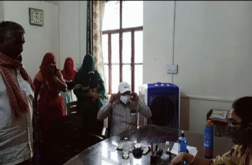 मेट लेता है 200 रुपए और कनिष्ठ अभियंता पेट्रोल डलवाने के लिए मांगता है पैसे