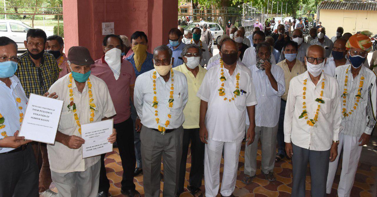 जेएनवीयू कुलपति के आश्वासन के बाद पेंशनर्स का धरना समाप्त
