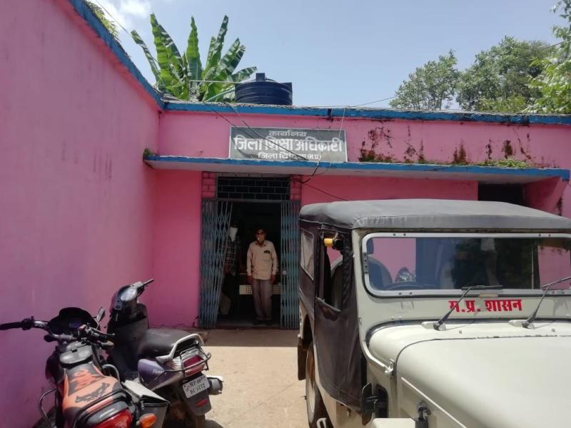 विदिशा। वेतननहीं मिलने के कारण डीईओ कार्यालय के चक्कर लगाने को मजबूर अध्यापक।