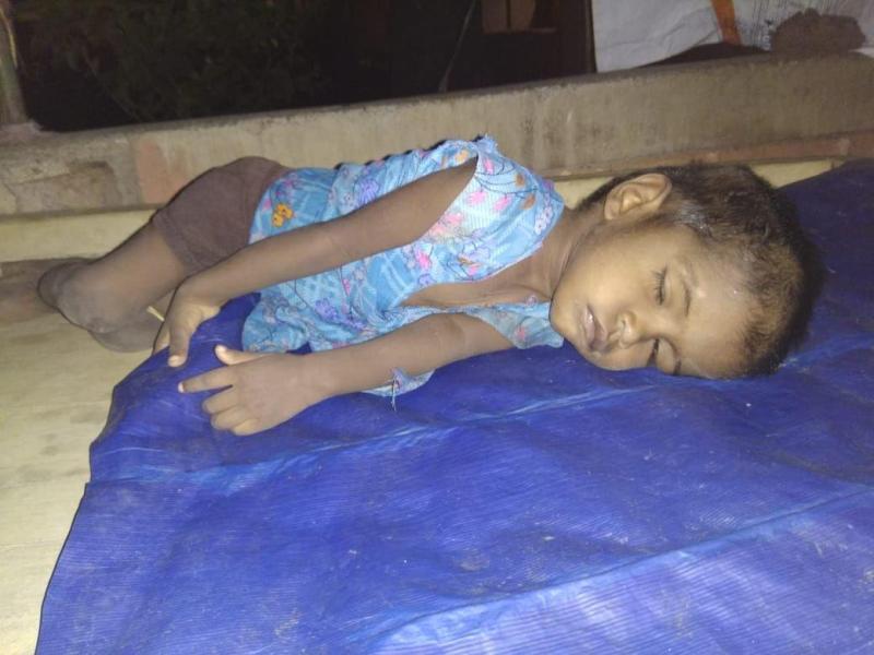 विदिशा। इस तरह रात को कोतवाली के सामने ठेले पर मिली बच्ची।