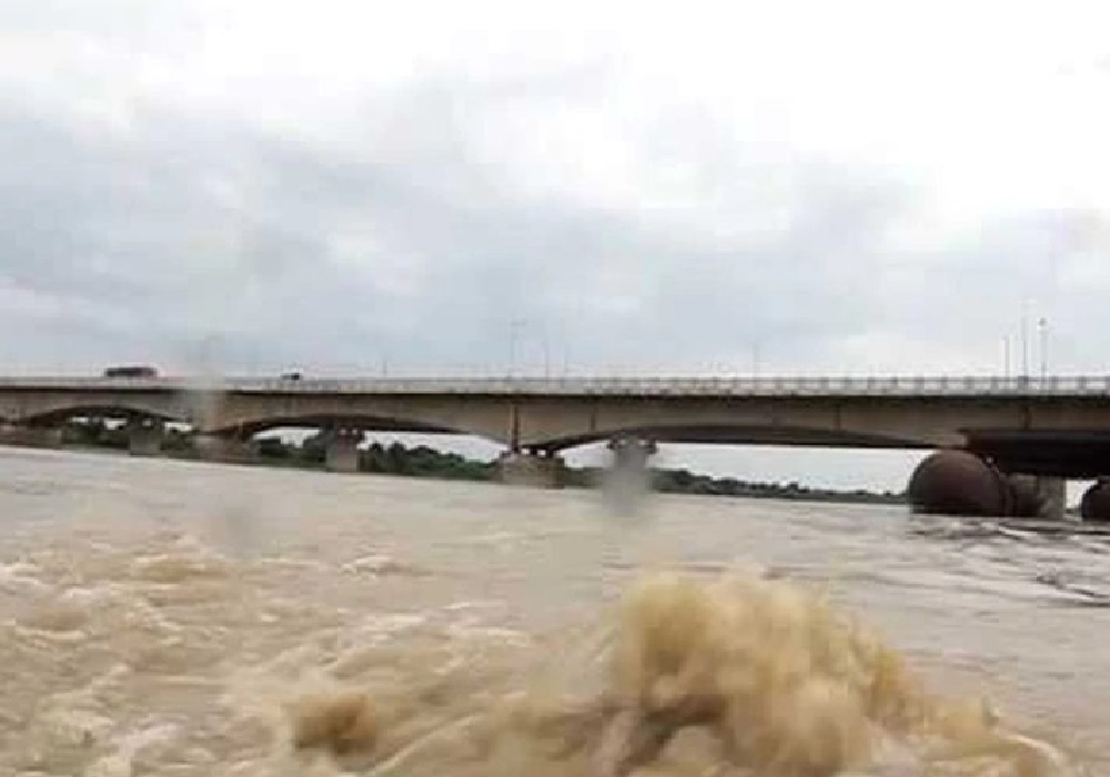 गोरखपुर में नदियाों का तांडव जारी, बाढ़ के पानी से घिरे कई गांव