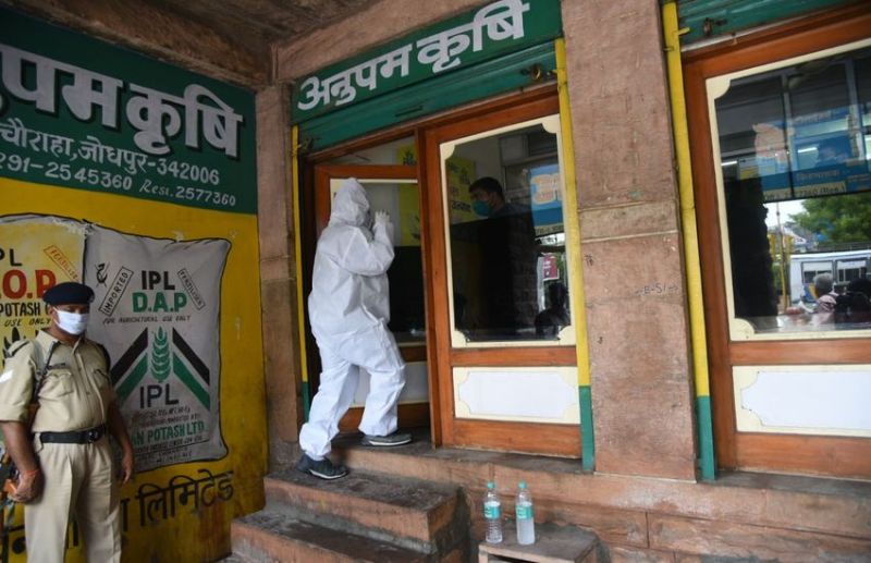 13 साल से चल रही यूरिया घोटाले की जांच, सीएम गहलोत के भाई के घर अचानक पहुंची ईडी की टीम