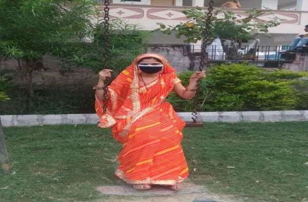 चित्तौडग़ढ़ में हरियाली तीज पर घर पर ही मास्क लगा झूले झूलती महिलाएं।