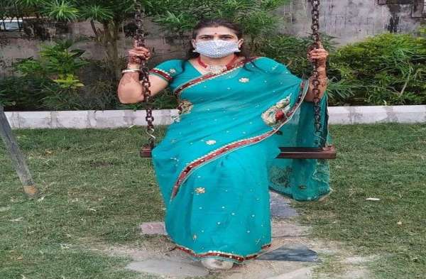 चित्तौडग़ढ़ में हरियाली तीज पर घर पर ही मास्क लगा झूले झूलती महिलाएं।