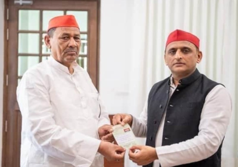अखिलेश ने मायावती को पहुंचायी बड़ी चोट, पूर्व मंत्री चंद्रदेव राम यादव करैली ने बसपा छोड़ सपा का थामा हाथ