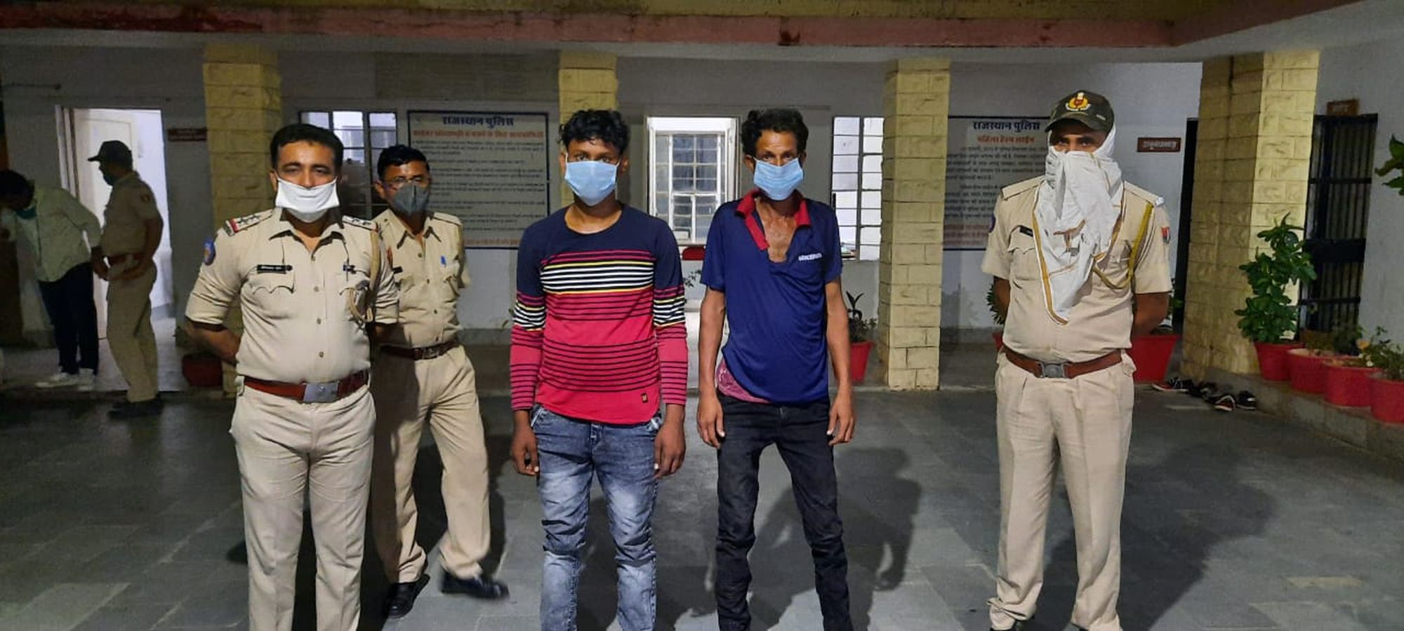 शराब पीने से टोका तो कांस्टेबल को पीटा, दो गिरफ्तार